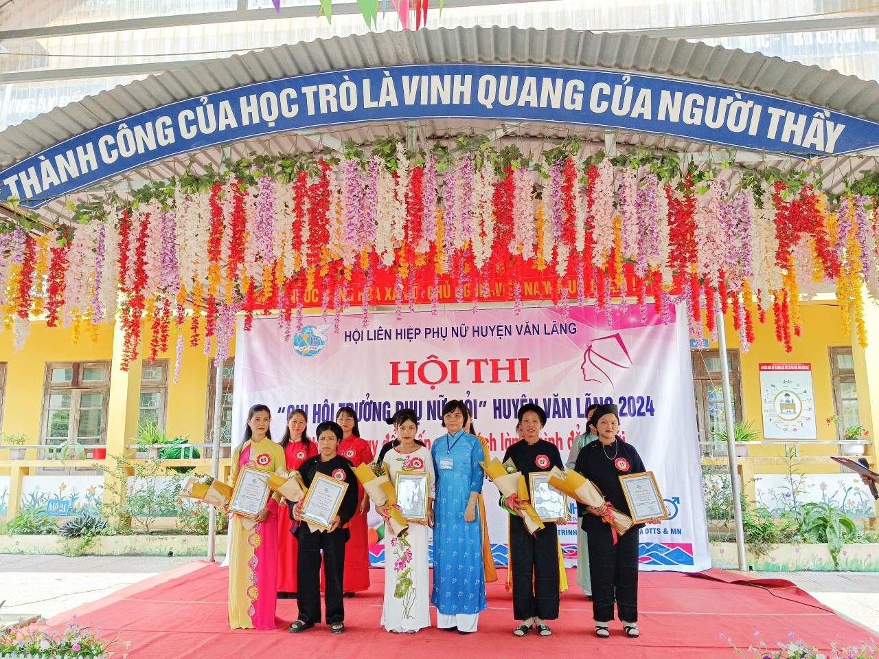 Ban Tổ chức trao giải cho các chi hội trưởng xuất sắc