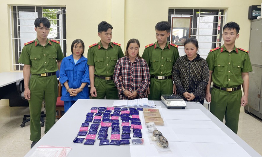 Ba "nữ quái" vận chuyển 3 bánh heroin cùng hơn 11 nghìn viên ma túy