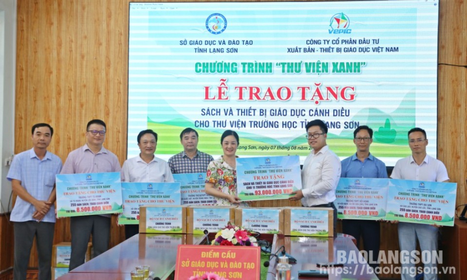 Tặng gần 3.000 cuốn sách cho các thư viện trường học tại Lạng Sơn