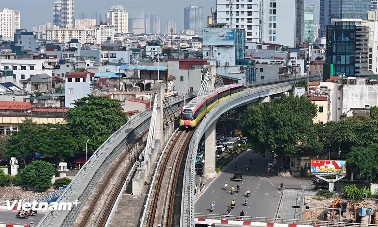 Người dân Thủ đô xếp hàng, háo hức trải nghiệm tuyến đường sắt Nhổn-Ga Hà Nội