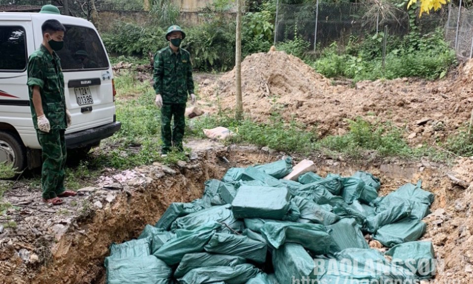 Đồn Biên phòng Cửa khẩu Chi Ma tiêu hủy 1,5 tấn chân gà không rõ nguồn gốc