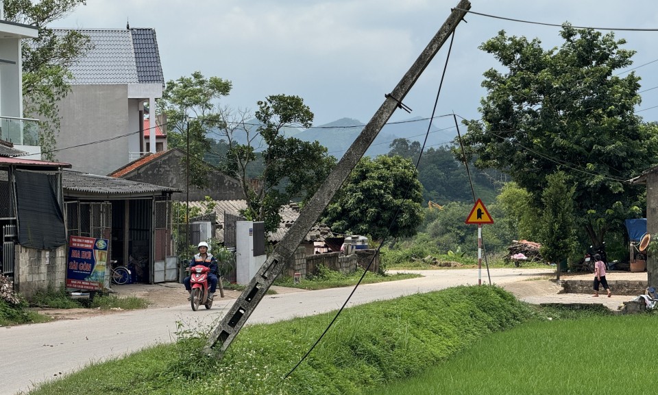 Tú Đoạn: Cột viễn thông nghiêng đổ tiềm ẩn nguy cơ mất an toàn