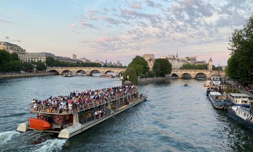 Dải thiên hà trên bầu trời Paris