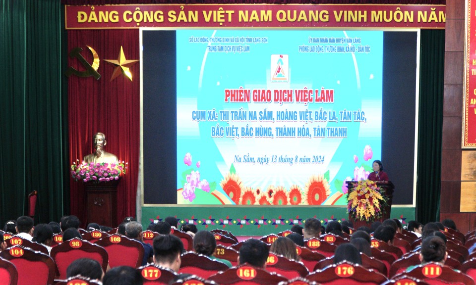 Hơn 200 người tham gia phiên giao dịch việc làm theo cụm xã tại huyện Văn Lãng