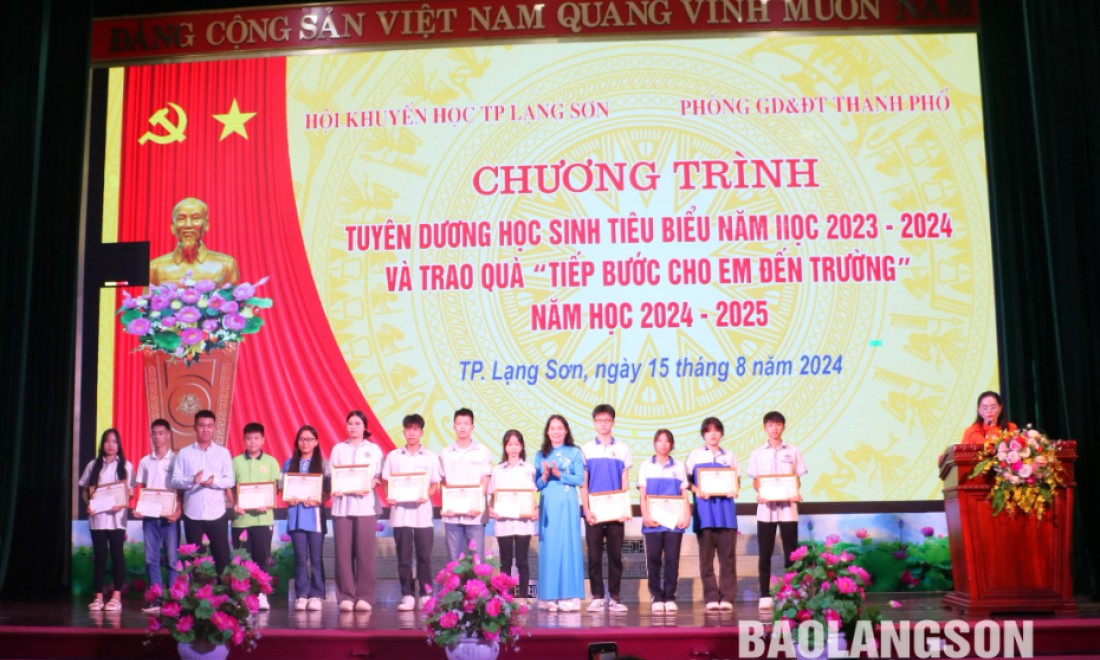 Thành phố Lạng Sơn: Tuyên dương học sinh tiêu biểu và trao quà “Tiếp bước cho em đến trường” năm học 2024 – 2025