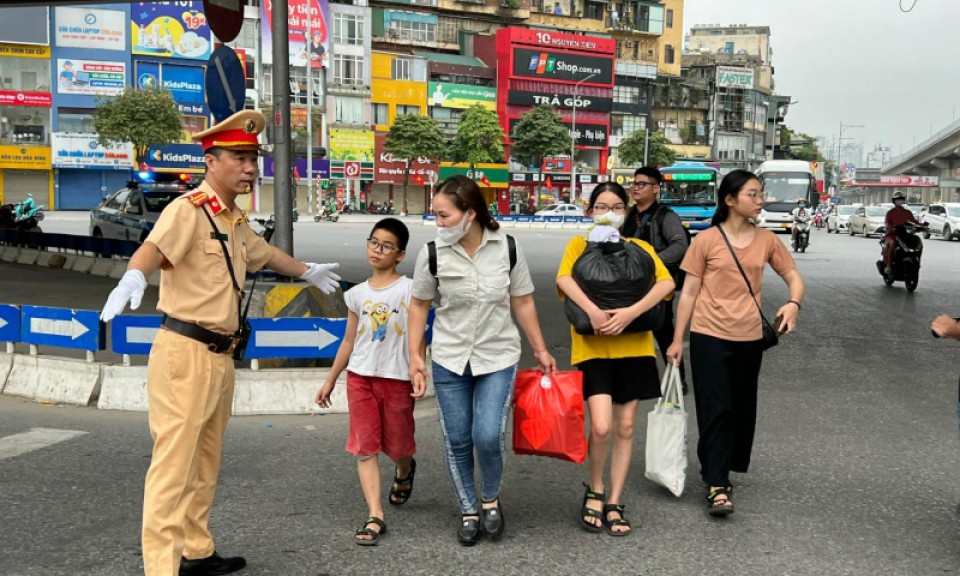 Lấp khoảng trống pháp luật về bảo vệ trẻ em khi tham gia giao thông