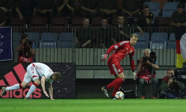 Manuel Neuer: Chúng tôi sẽ nhớ anh - Người kiến tạo phong cách “thủ môn quét”