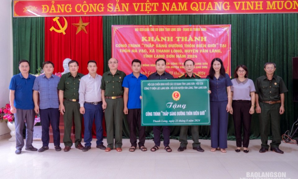 Khánh thành công trình "Thắp sáng đường thôn biên giới" tại xã Thanh Long, huyện Văn Lãng