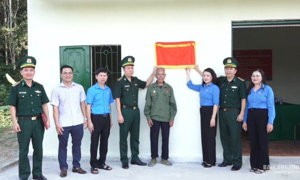 Liên đoàn Lao động tỉnh Lạng Sơn Bàn giao nhà đại đoàn kết cho hộ nghèo tại xã Thụy Hùng huyện Văn Lãng