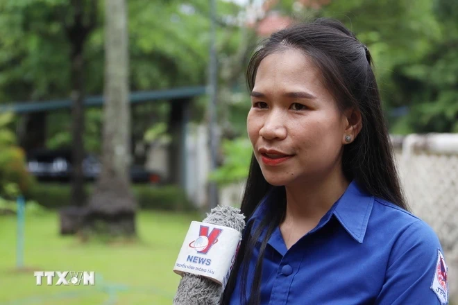 Chị Tavanh Vanhthong, cán bộ thuyết minh của Khu di tích Chủ tịch Kaysone Phomvihane ở thủ đô Vientiane, trả lời phỏng vấn. (Ảnh: Xuân Tú/TTXVN)