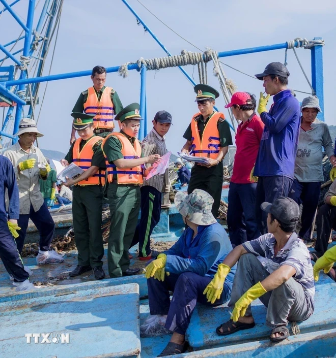 Lực lượng biên phòng tỉnh Bà Rịa-Vũng Tàu tuyên truyền cho ngư dân về IUU trước khi ra khơi. (Ảnh: Hoàng Nhị/ TTXVN)