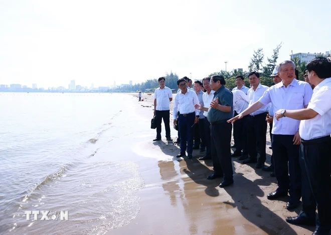 Thủ tướng Phạm Minh Chính khảo sát Dự án nghiên cứu lấn biển phục vụ khu Dịch vụ thương mại tự do. (Ảnh: Dương Giang/TTXVN)