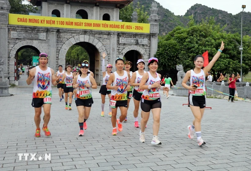 Các vận động viên tham gia Giải chạy “Hoa Lư Marathon 2024 - Miền đất di sản thiên niên kỷ”. (Ảnh: Thùy Dung/ TTXVN)