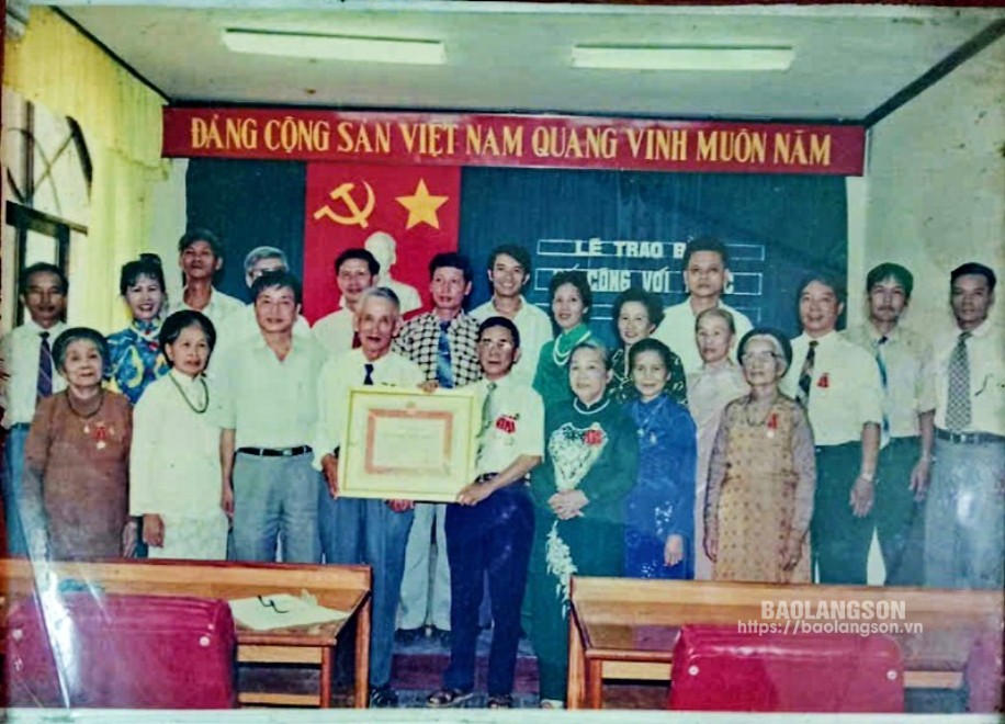 Gia đình ông Ngô Đức Viên đón nhận Bằng có công với nước (8/1998)