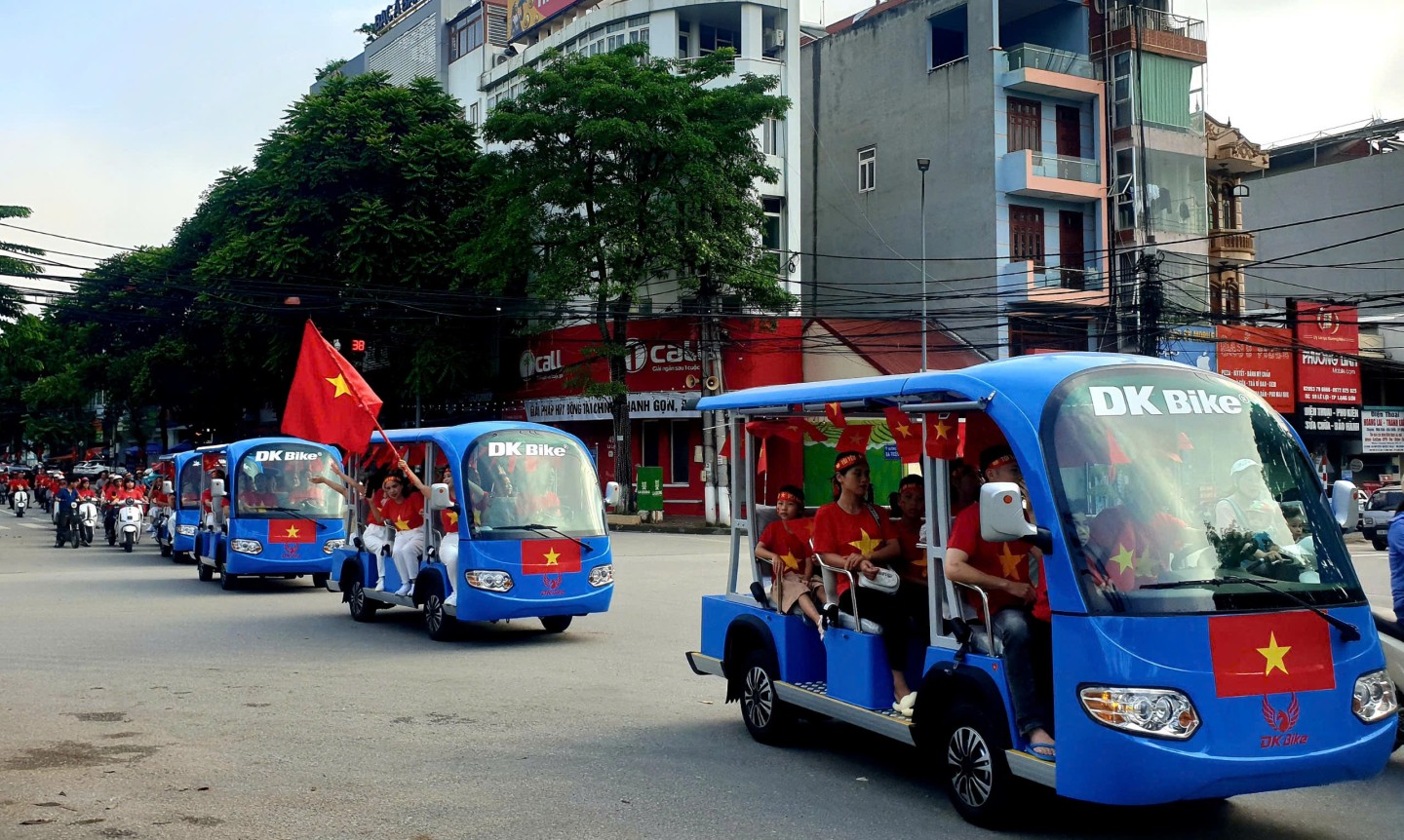 Người dân trải nghiệm tham quan các khu danh thắng của thành phố Lạng Sơn bằng xe ô tô điện của Công ty TNHH MTV Xe điện DK Việt Nhật trong ngày Quốc khánh mùng 2/9