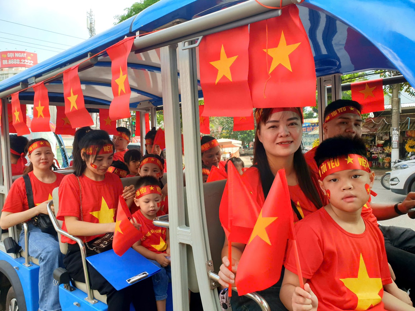 Nhiều gia đình cho các bé trải nghiệm các điểm du lịch tại thành phố Lạng Sơn bằng xe điện