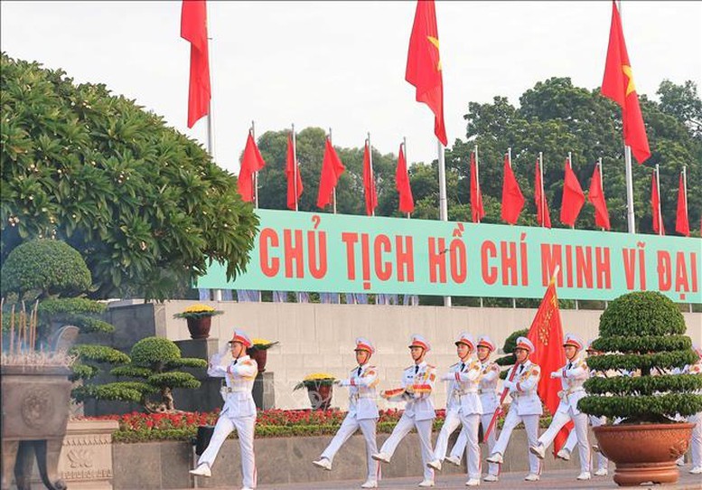 6 giờ kém 5 phút, đội tiêu binh hành tiến vào Quảng trường Ba Đình trên nền quân nhạc từ góc phía đường Hùng Vương giao với Lê Hồng Phong