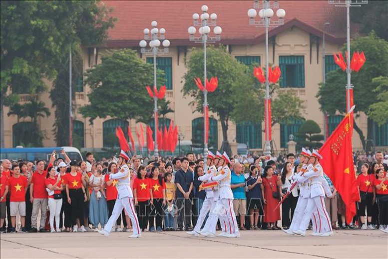 Hàng nghìn người dân có mặt tại Quảng trường Ba Đình chứng kiến Lễ thượng cờ thiêng liêng trong ngày kỷ niệm 79 năm Quốc khánh