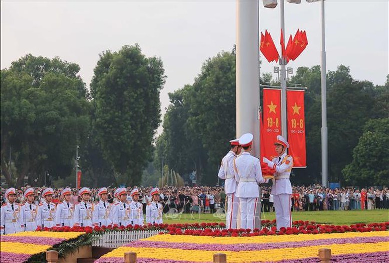 Đội tiêu binh thực hiện nghi lễ thượng cờ ngày Quốc khánh 2/9/2024