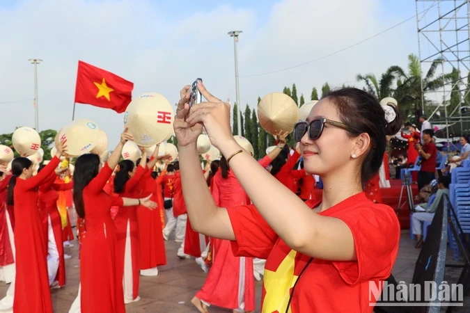 Một bạn trẻ lưu lại những khoảnh khắc ý nghĩa, vui tươi trong Ngày Tết Độc lập của dân tộc ở Biên Hòa.