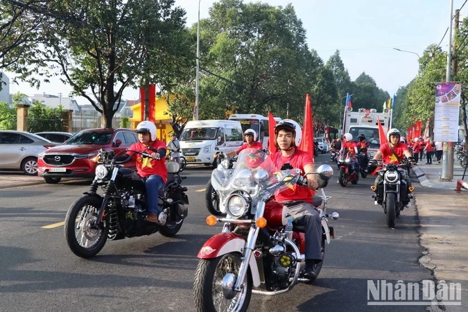 Trong chương trình, các thành viên Câu lạc bộ mô-tô Biên Hòa mang theo cờ Tổ quốc diễu hành qua một số tuyến đường.