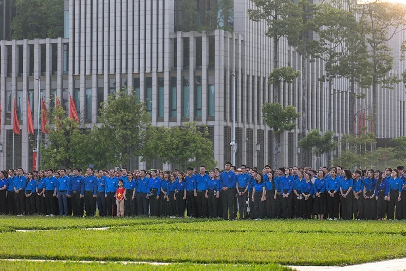 Đông đảo đoàn viên, thanh niên có mặt tại Quảng trường Ba Đình lịch sử từ sáng sớm 2/9/2024.