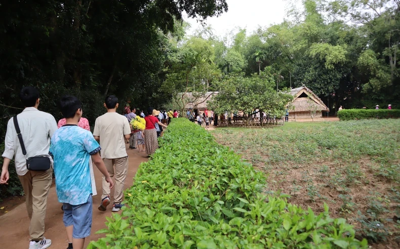 Du khách thăm nhà ông Phó bảng Nguyễn Sinh Sắc - Thân sinh của Chủ tịch Hồ Chí Minh.