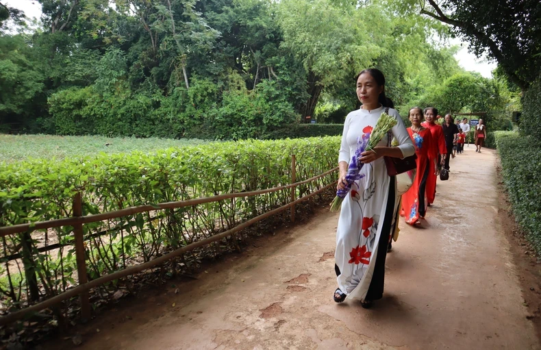 Người dân thường mang theo những bó hoa sen, hoa huệ để dâng lên bàn thờ Bác và những người thân trong gia đình.