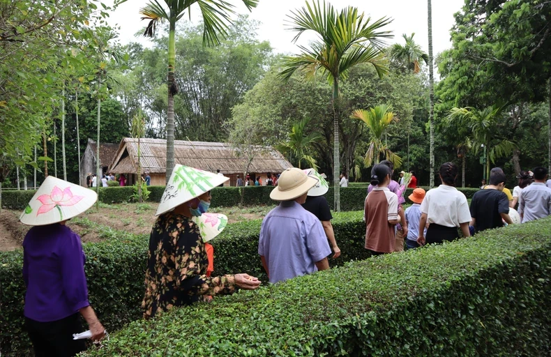 Mỗi năm, Khu Di tích lịch sử quốc gia đặc biệt Kim Liên đón hàng triệu lượt du khách về thăm viếng.