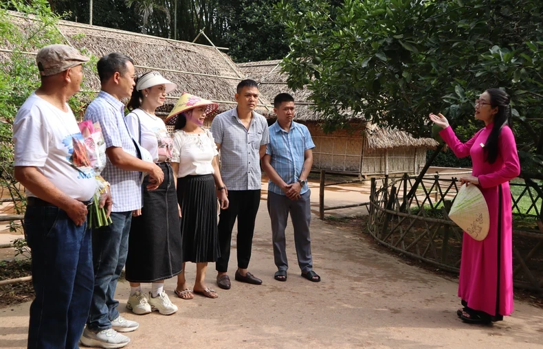 Khu Di tích lịch sử quốc gia đặc biệt Kim Liên là điểm đến của nhiều người dân và du khách, nhất là dịp Lễ Quốc khánh 2/9 và sinh nhật Bác 19/5. Về Kim Liên, du khách sẽ được nghe những câu chuyện xúc động về Bác và gia đình từ các thuyết minh viên, hiểu rõ hơn về nơi Người đã được sinh ra và lớn lên.