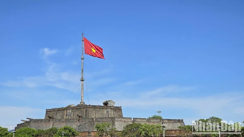 Cờ Tổ quốc tung bay trên Kỳ Đài - Cột cờ Kinh thành Huế.