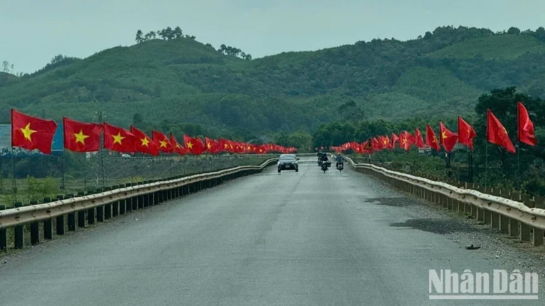 Đường cờ trên đường vào động Phong Nha, tỉnh Quảng Bình.