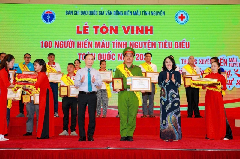 Đại úy Hoàng Ngọc Minh trong lễ tuyên dương 100 gương mặt hiến mái tiêu biểu toàn quốc năm 2023.