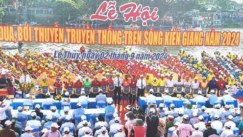 Khai mạc Lễ hội đua thuyền truyền thống trên sông Kiến Giang, Lệ Thuỷ, Quảng Bình. 