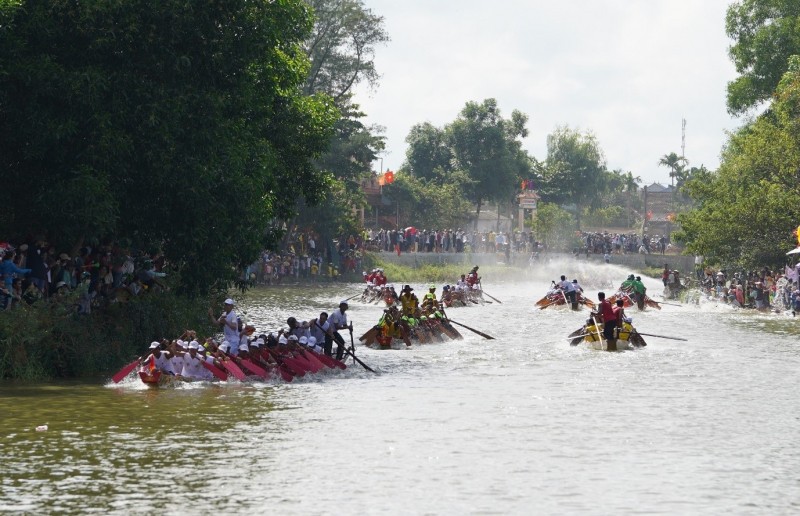 Trên đường đua, các thuyền bơi nỗ lực vượt nhau từng chút một khoảng cách để về đích, cả dòng sông Kiến Giang nổi sóng tiếng reo hò cổ vũ. 