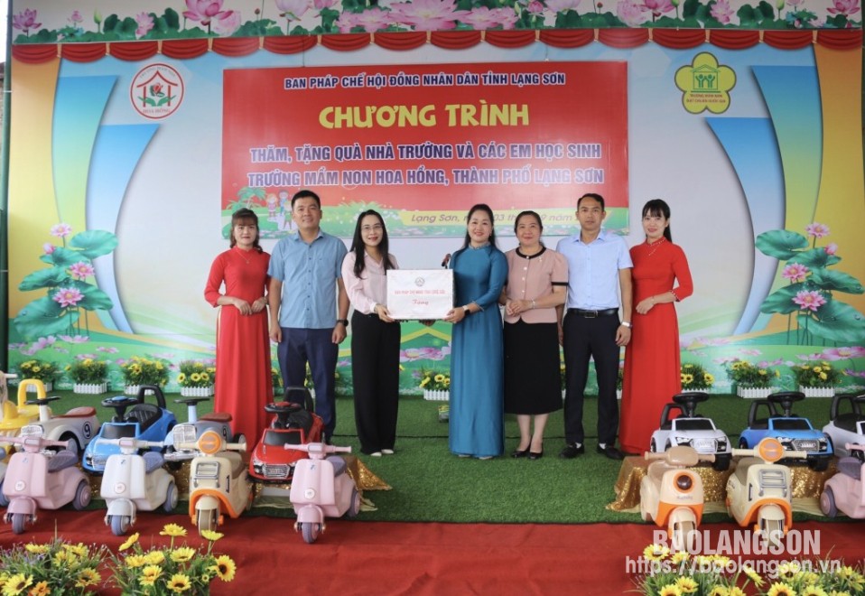 Lãnh đạo Ban Pháp chế HĐND tỉnh tặng quà Trường Mầm non Hoa Hồng, xã Hoàng Đồng, thành phố Lạng Sơn