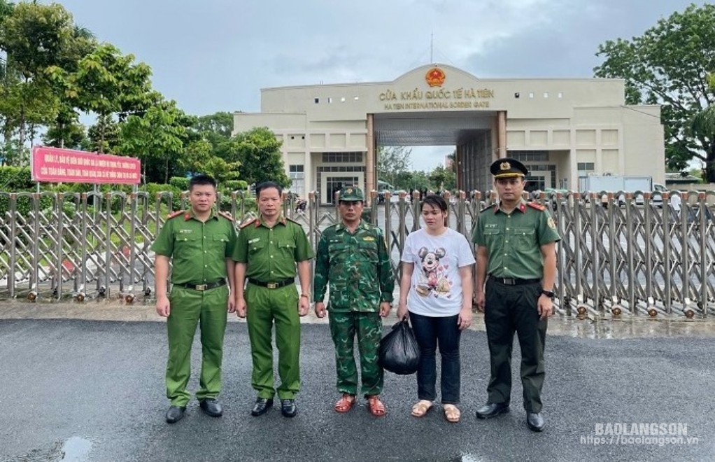 Lực lượng chức năng tỉnh Kiên Giang bàn giao đối tượng Lý Thị Lan cho Phòng Cảnh sát thi hành án hình sự và hỗ trợ tư pháp Công an tỉnh Lạng Sơn