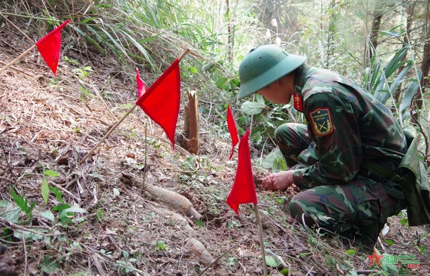 Bộ đội Công binh Bộ CHQS tỉnh Lạng Sơn thực hành dò gỡ bom mìn. Ảnh: QUANG KIÊN 