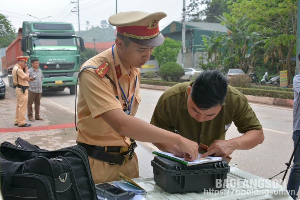 Lực lượng CSGT, Công an tỉnh lập biên bản vi phạm hành chính người điều khiển phương tiện giao thông trên tuyến quốc lộ 4B, đoạn qua địa bàn huyện Cao Lộc, tỉnh Lạng Sơn