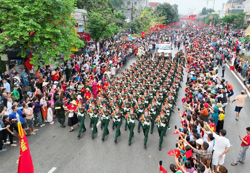 Khối nữ quân nhân tại Lễ diễu binh, diễu hành kỷ niệm 70 năm Chiến thắng Điện Biên Phủ (tháng 5-2024). Ảnh: TUẤN HUY 