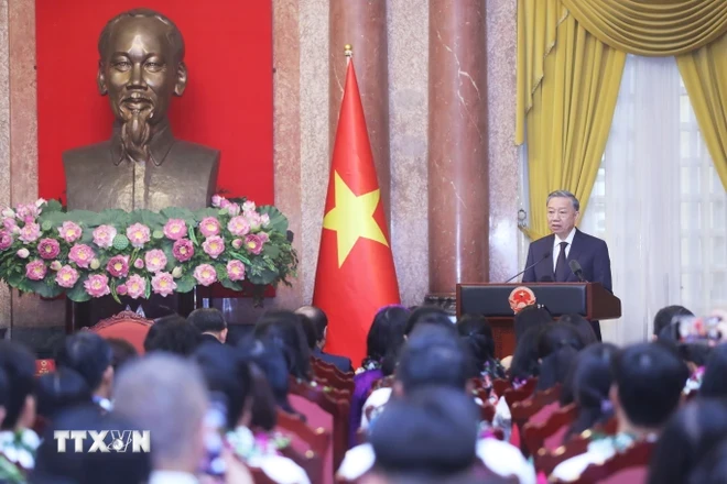 Tổng Bí thư, Chủ tịch nước Tô Lâm nói chuyện với đại biểu được tôn vinh trong phong trào thi đua 'tham mưu giỏi, phục vụ tốt' giai đoạn 2019-2024. (Ảnh: Lâm Khánh/TTXVN)