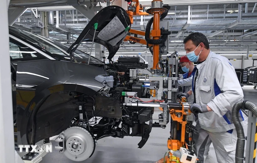 Công nhân làm việc tại nhà máy của hãng ô tô Volkswagen ở Zwickau, miền Đông Đức. (Ảnh: AFP/TTXVN)