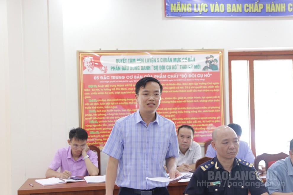 Lãnh đạo Ban Quản lý Khu kinh tế cửa khẩu Đồng Đăng-Lạng Sơn báo cáo tại buổi kiểm tra