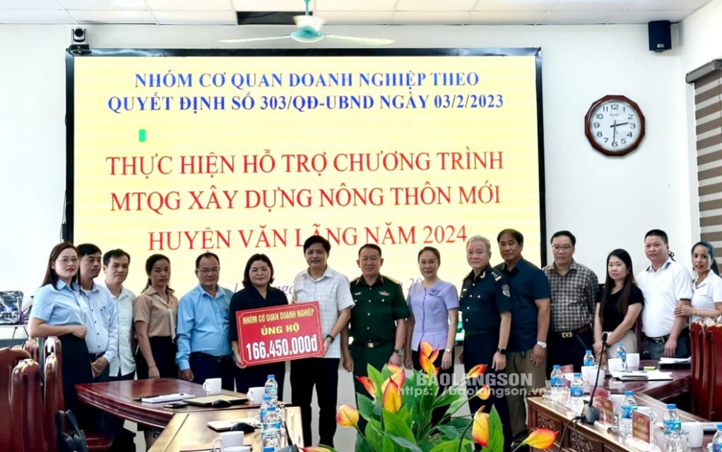 Đại diện 12 cơ quan, doanh nghiệp trao kinh phí hỗ trợ huyện Văn Lãng thực hiện nhiệm vụ xây dựng NTM năm 2024