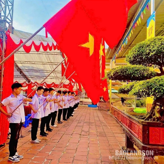 Học sinh Trường THPT Hoàng Văn Thụ, thành phố Lạng Sơn tập nghi thức cầm cờ để chuẩn bị cho lễ khai giảng