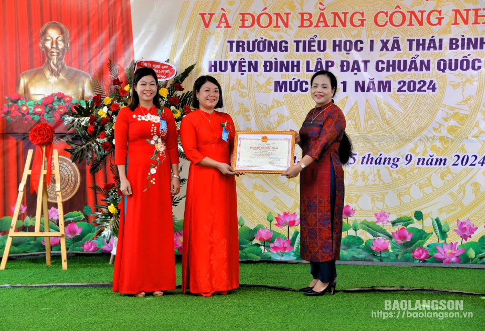 Đồng chí Giáp Thị Bắc, Ủy viên Ban Thường vụ Tỉnh ủy, Trưởng ban Tổ chức Tỉnh ủy trao Bằng công nhận trường đạt chuẩn quốc gia mức độ 1 cho nhà trường