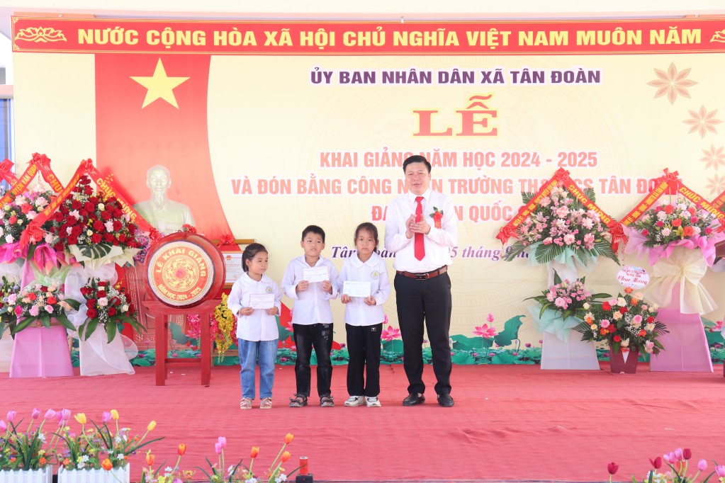 Lãnh đạo UBND huyện Văn Quan trao quà cho các em học sinh có hoàn cảnh khó khăn