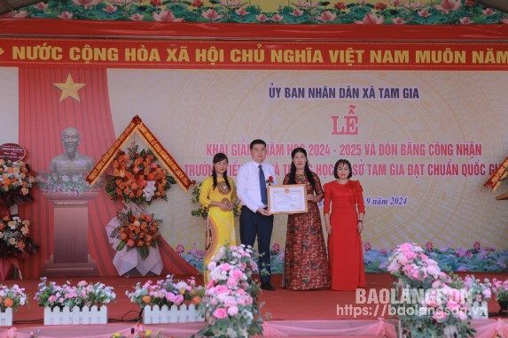 Thừa ủy quyền của Chủ tịch UBND tỉnh, lãnh đạo Sở Giáo dục và Đào tạo trao bằng khen cho Trường Mầm non Tam Gia