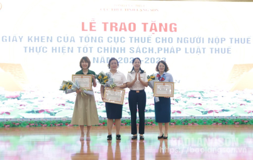 Lãnh đạo Cục Thuế tỉnh tặng Giấy khen của Cục Thuế tỉnh cho đại diện các doanh nghiệp có thành tích trong thực hiện chính sách, pháp luật thuế