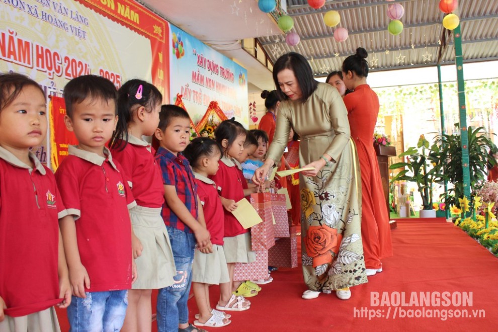 Đồng chí Chủ tịch HĐND tỉnh tặng quà học sinh có hoàn cảnh khó khăn